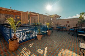 تناول الطعام بالخارج