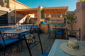 تناول الطعام بالخارج