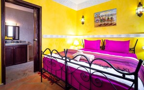 مكواة/لوح كي وسرير سفر وواي فاي مجانًا وملاءات أسرّة