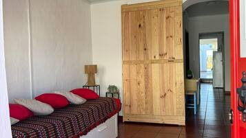 2 عدّة غرف نوم ومكواة/لوح كي وواي فاي وملاءات أسرّة