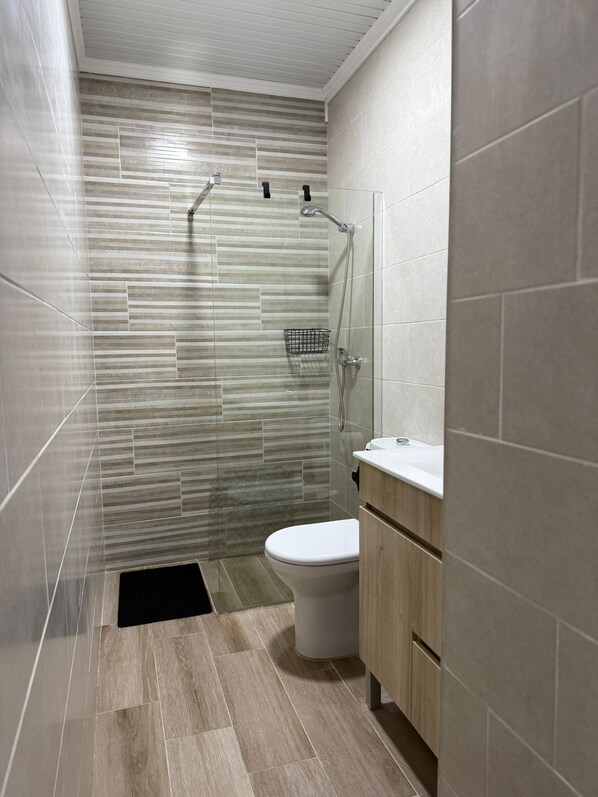 Douche, serviettes fournies, savon, papier toilette