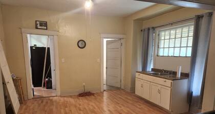 Charming 2-bedroom house in fantastic Louisville.