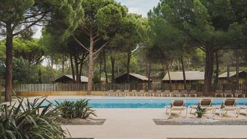 Hồ bơi ngoài trời phục vụ theo mùa