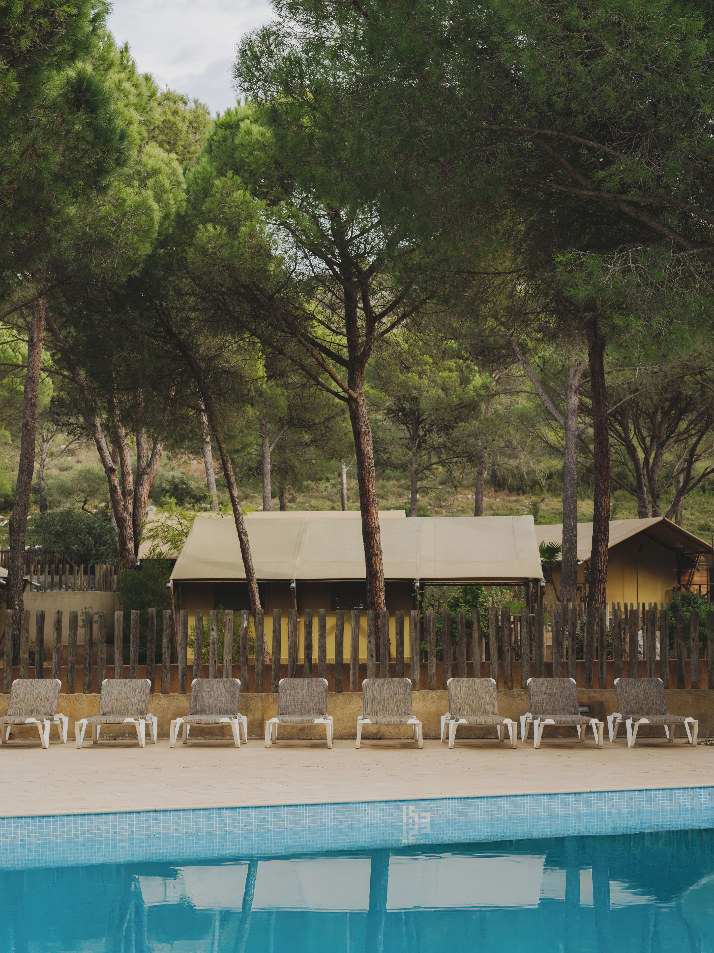 Una piscina al aire libre de temporada