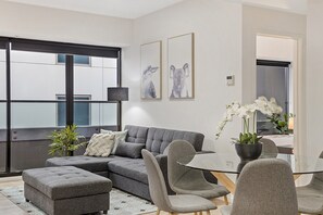 Apartment | Living room - Executive Unit With Pool and Gym Near Riverfront (Melbourne)