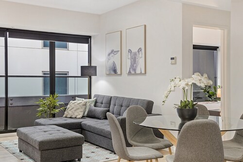 Executive Unit With Pool and Gym Near Riverfront