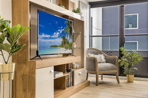 Executive Unit With Pool and Gym Near Riverfront