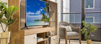 Executive Unit With Pool and Gym Near Riverfront