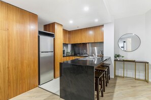 Apartment | Private kitchen | Cookware/dishes/utensils - Executive Unit With Pool and Gym Near Riverfront (Melbourne)