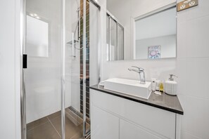 Apartment | Bathroom - Tranquil Apartment in Green, Well Connected Suburb (Canberra)