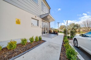 Apartment | Exterior detail - Tranquil Apartment in Green, Well Connected Suburb (Canberra)