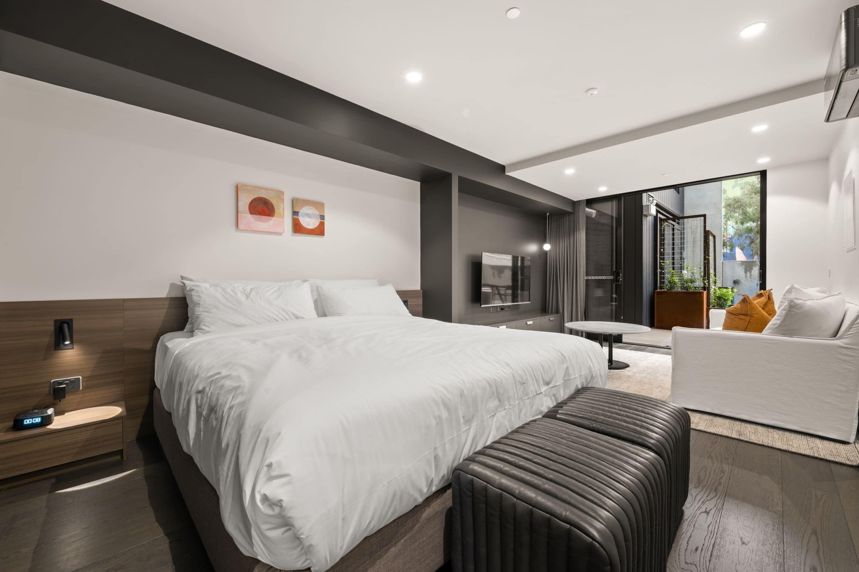 1 habitación, tabla de planchar con plancha y ropa de cama 