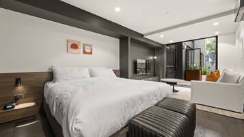 1 habitación, tabla de planchar con plancha y ropa de cama