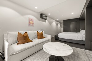 1 habitación, tabla de planchar con plancha y ropa de cama 