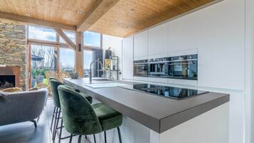 Villa | Dapur peribadi | Cerek elektrik, kerusi tinggi