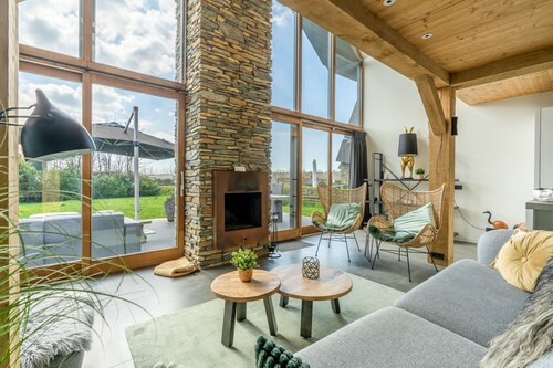 Stylish Overnight Stay With a hot tub and Atmospheric Fireplace