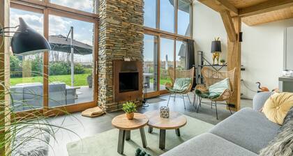 Stylish Overnight Stay With a hot tub and Atmospheric Fireplace