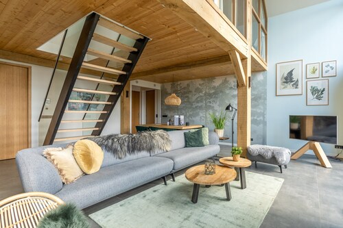 Stylish Overnight Stay With a hot tub and Atmospheric Fireplace