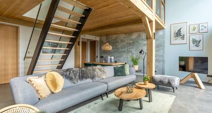 Stylish Overnight Stay With a hot tub and Atmospheric Fireplace