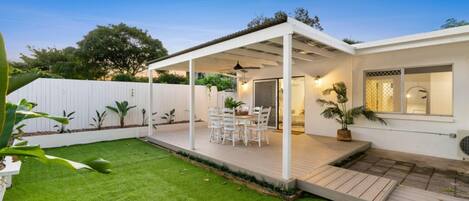 Apartment | Outdoor dining