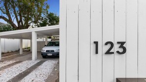 Exterior - Bright and Spacious Triplex Near Holloways Beach (Cairns)