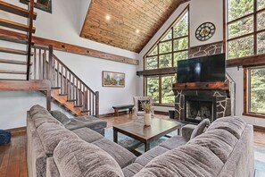 Smart TV, fireplace, video games, table football - Blue Mt. Chalet 8 BDR 4 W/C Ski & Recreation Resort, Golf, Beach, Hiking & More (Blue Mountain)
