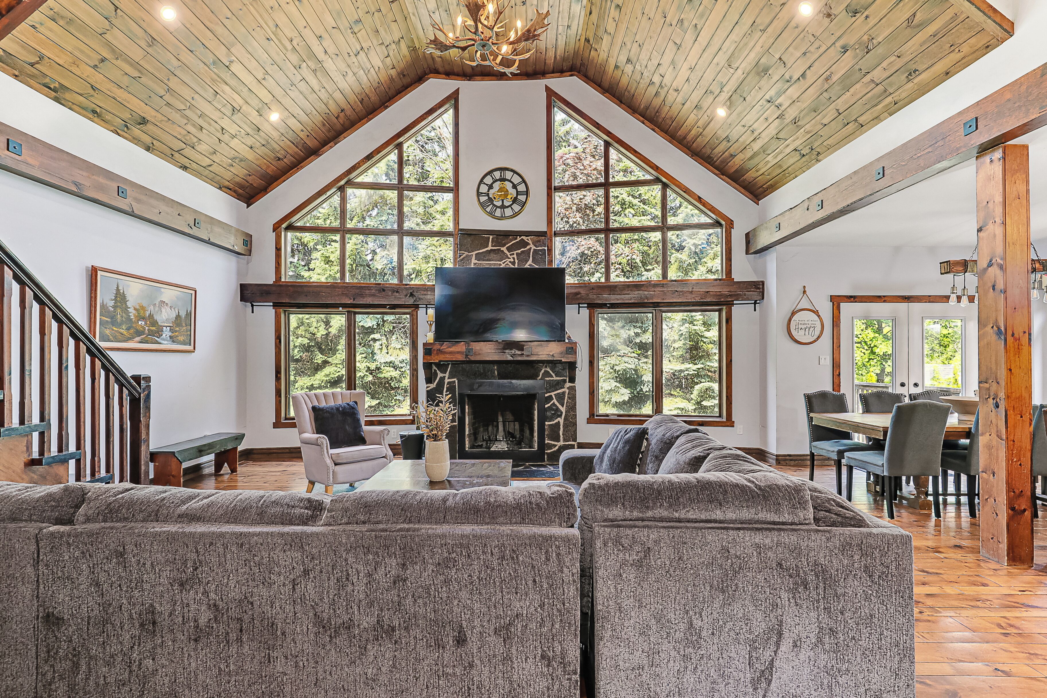 Televisión, chimenea, videojuegos y futbolito 