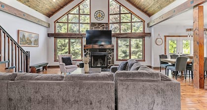 Blue Mt. Chalet 8 BDR 4 W/C Ski & Recreation Resort, Golf, Beach, Hiking & More