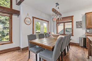 Dining - Blue Mt. Chalet 8 BDR 4 W/C Ski & Recreation Resort, Golf, Beach, Hiking & More (Blue Mountain)