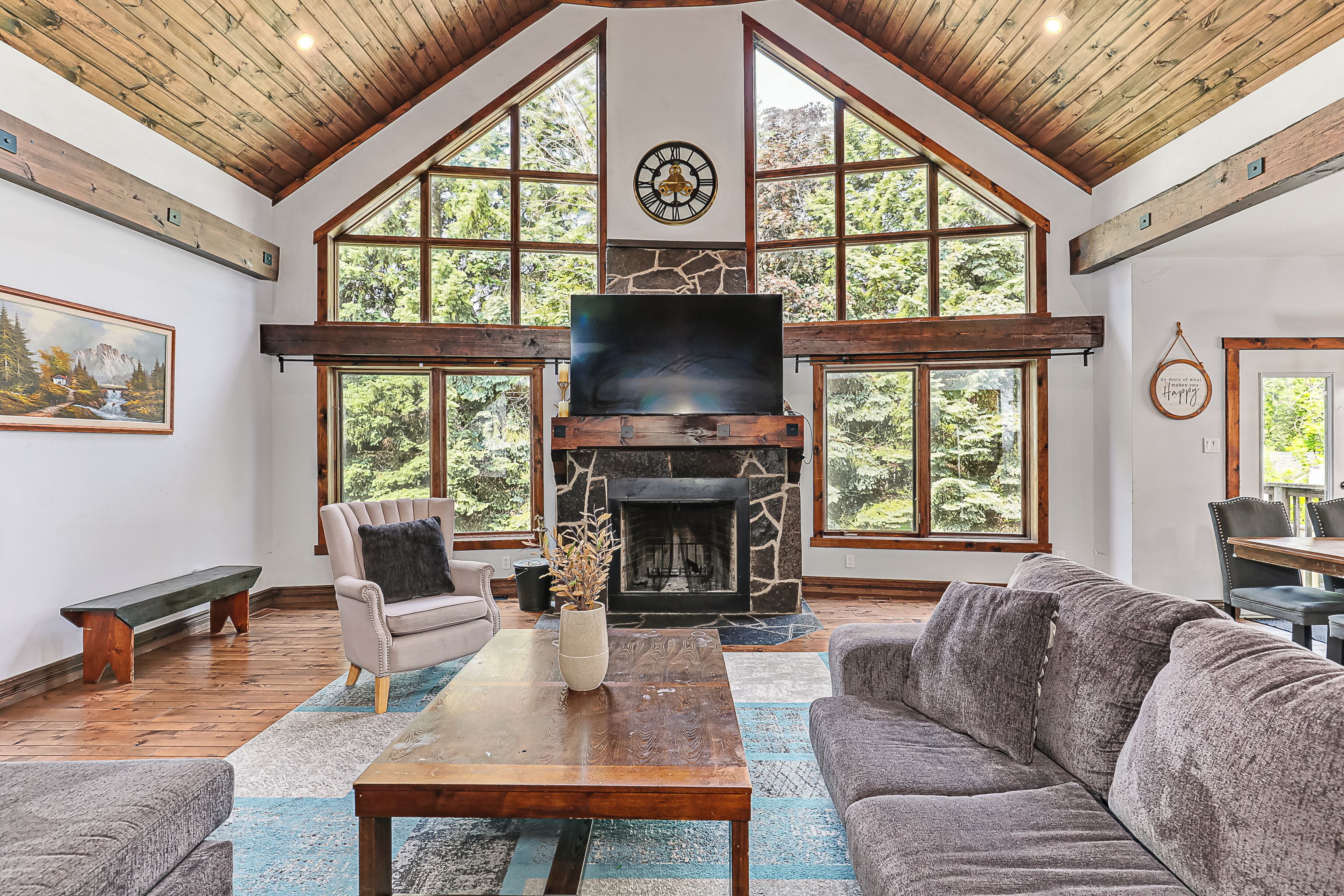 TV connectée, cheminée, jeux vidéo, baby-foot