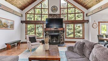 TV connectée, cheminée, jeux vidéo, baby-foot