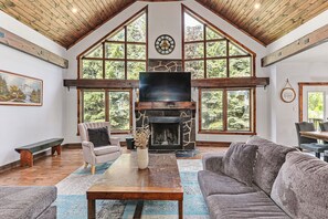 Smart-TV, Kamin, Videospiele, Tischfußball