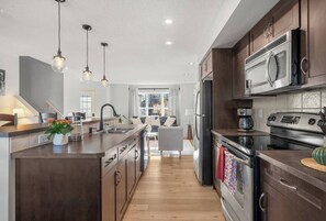 ثلاجة، ميكروويف، فرن، موقد طهي مسطح