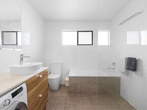 Apartment | Bathroom | Towels - Spacious 3-bed Home With Large Balcony (Hervey Bay)