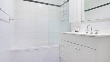 Apartment | Bathroom | Towels, soap