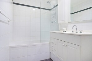 Bathroom - King Size Studio With Water View, Walk To The City (Sydney)