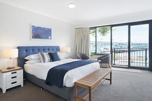 Apartment | Laptop workspace, iron/ironing board, bed sheets - King Size Studio With Water View, Walk To The City (Sydney)