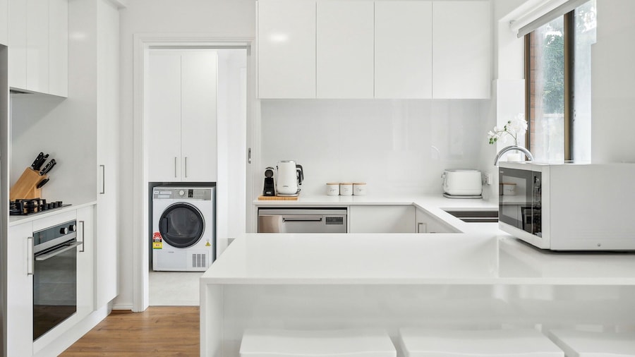 Coastal Luxury: 3-bed Townhouse 150m From Beach