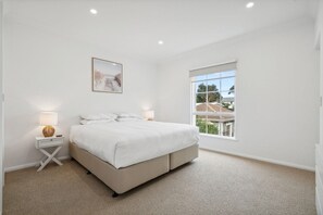 Apartment - Coastal Luxury: 3-bed Townhouse 150m From Beach (Adelaide)