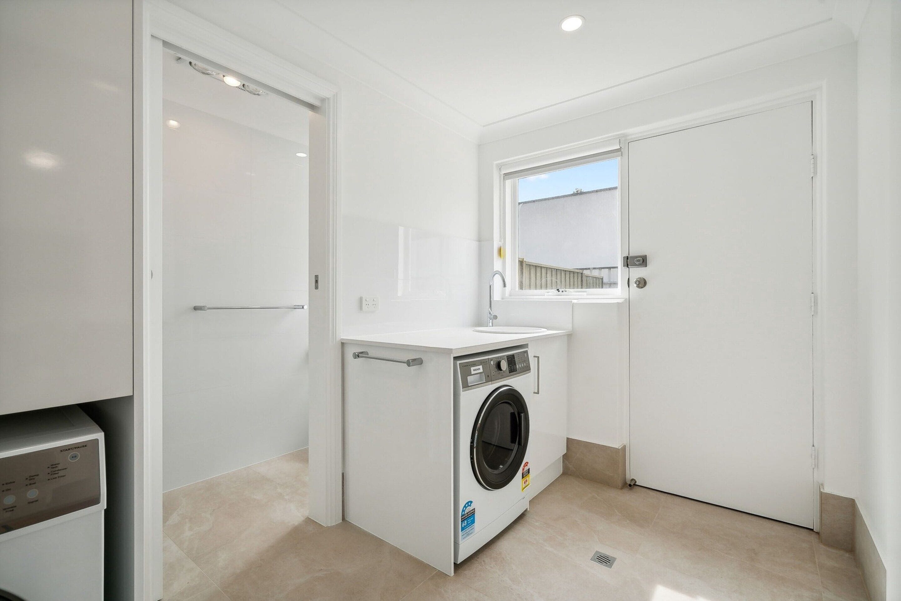 Apartamento | Banheiro | Banheira, secador de cabelo, toalhas de banho, sabonete