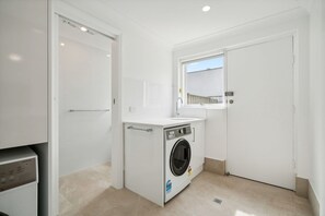 Apartment | Bathroom - Coastal Luxury: 3-bed Townhouse 150m From Beach (Adelaide)