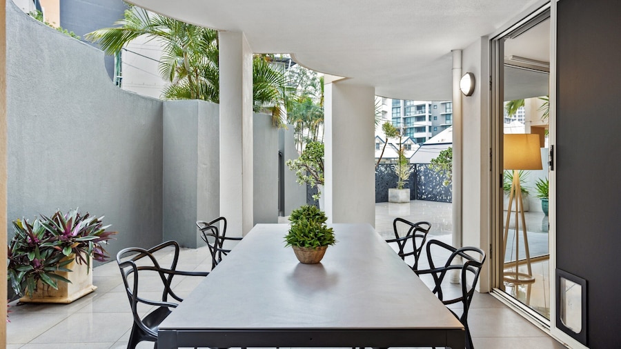 Comfy 2-bed With Pool and Secure Parking