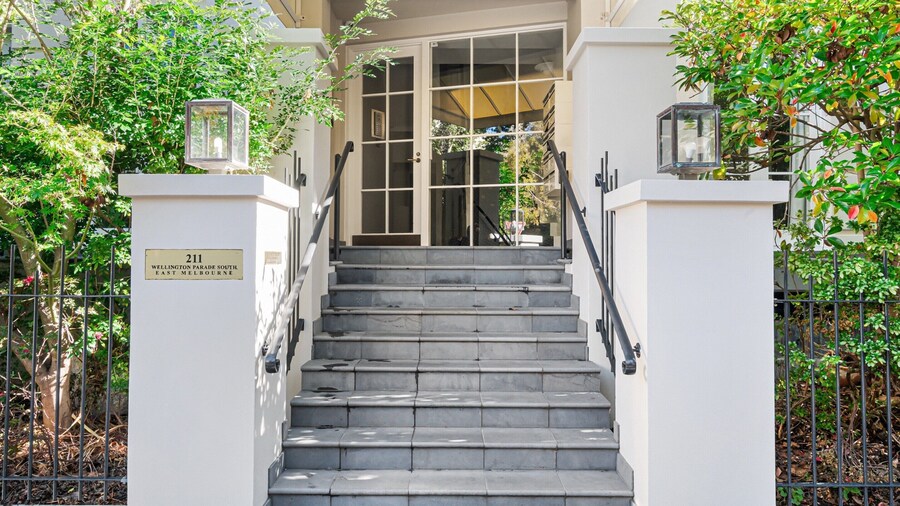 Modern East Melbourne 2-bed Apartment With Parking