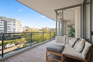Apartment | Balcony - Bright 2-bed Apartment Near Wentworth Point Sights (Sydney)