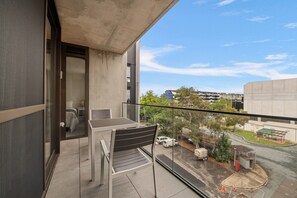 Apartment | Balcony - Chic and Elegant 1-bed in Unbeatable Location (Canberra)