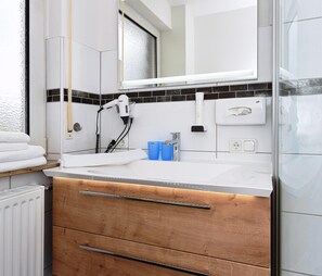 Apartment | Bathroom | Towels - Ferienwohnung Mittendrin in Bensersiel (Esens)