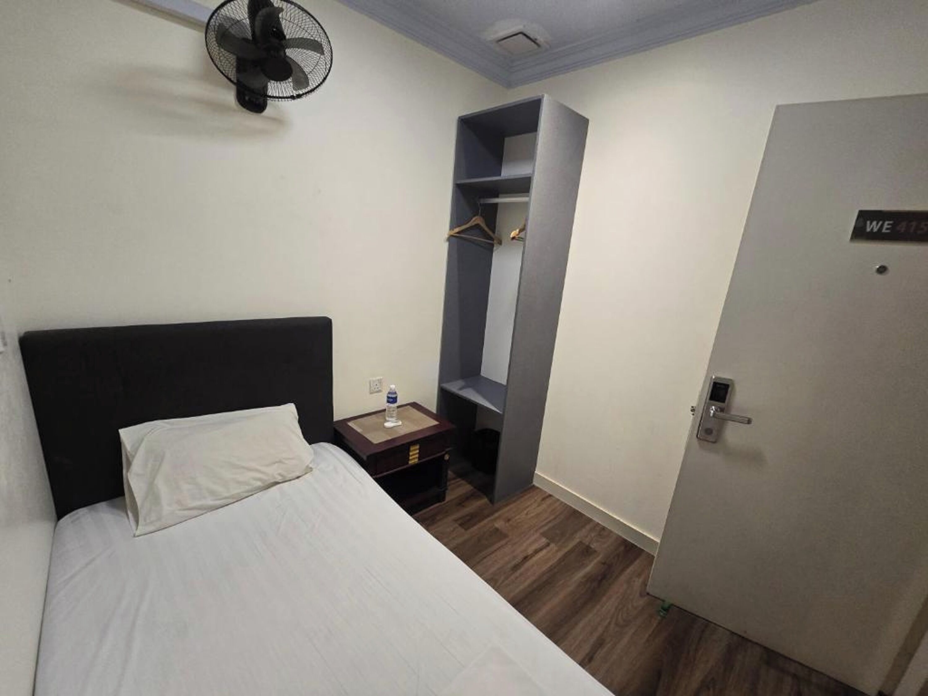 单人房 | 办公桌、熨斗/熨衣板