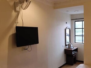 Deluxe Triple Room | Desk, free WiFi, bed sheets - Hotel Remix 2 (Brinchang, Cameron Highlands)