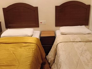 标准双床房 | 办公桌、熨斗/熨衣板