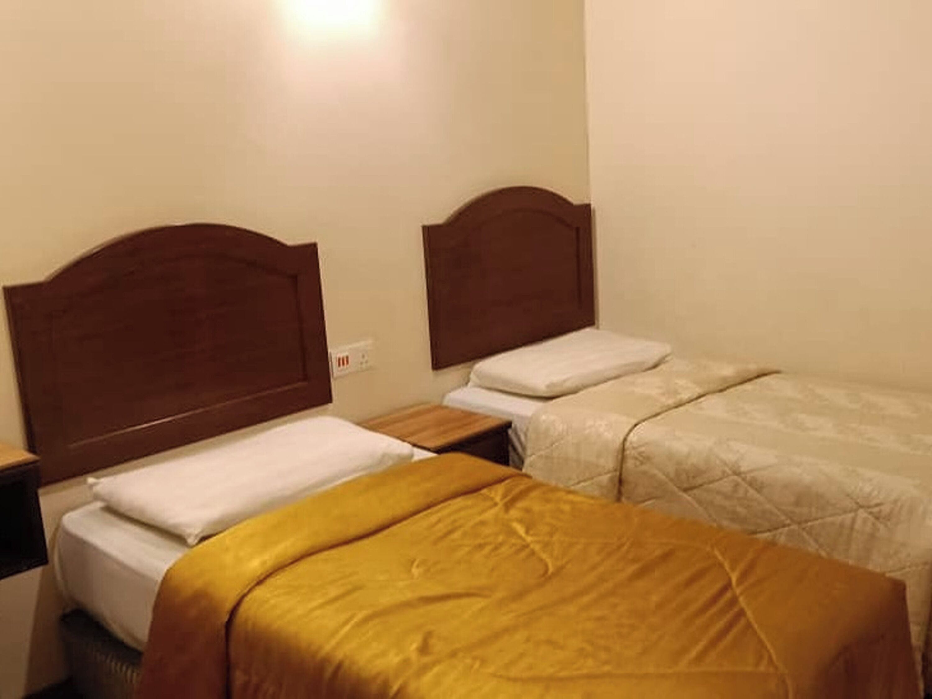 标准双床房 | 办公桌、熨斗/熨衣板